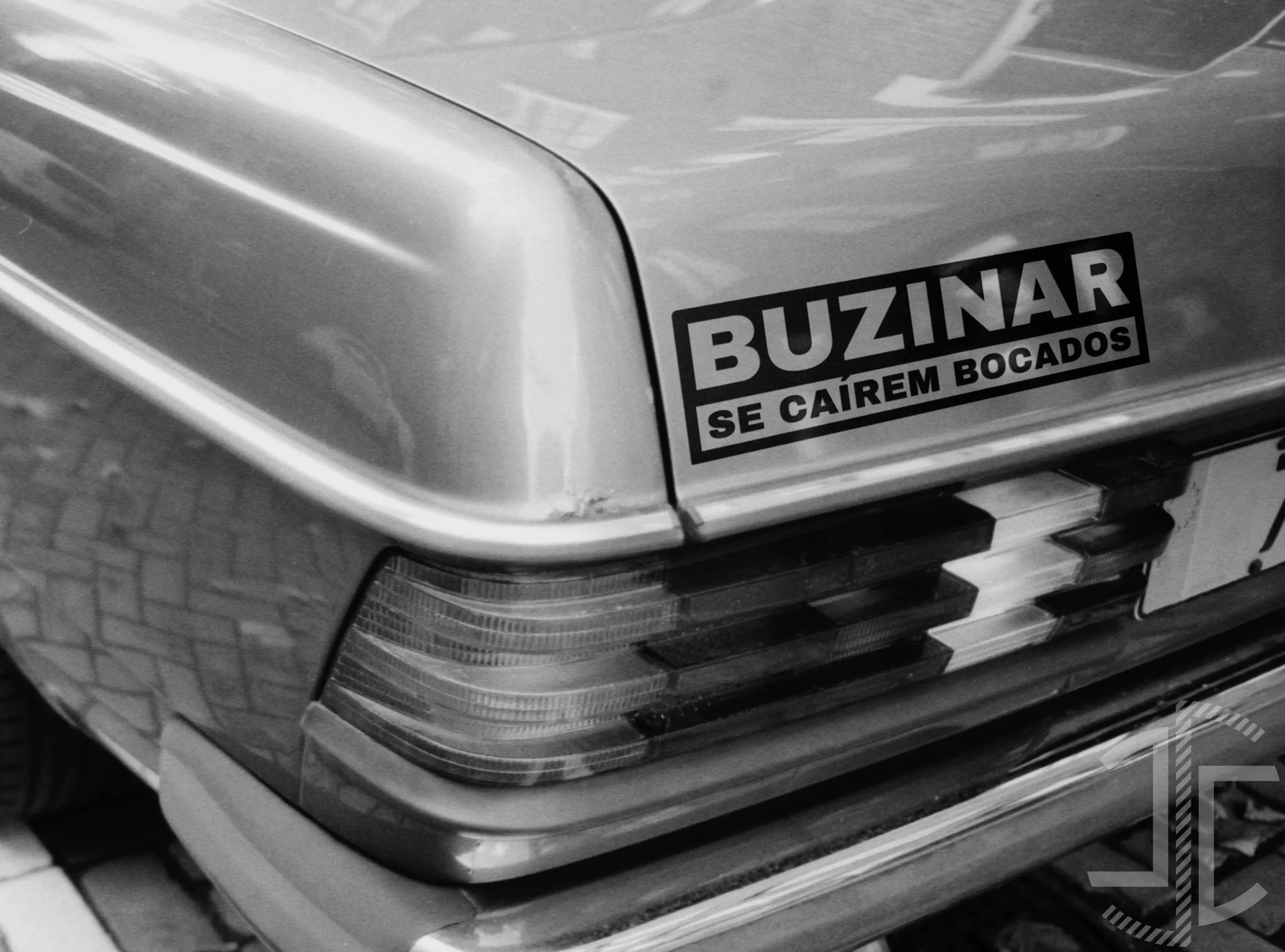 Buzinar se caírem bocados - Tipografia - Imagem 2