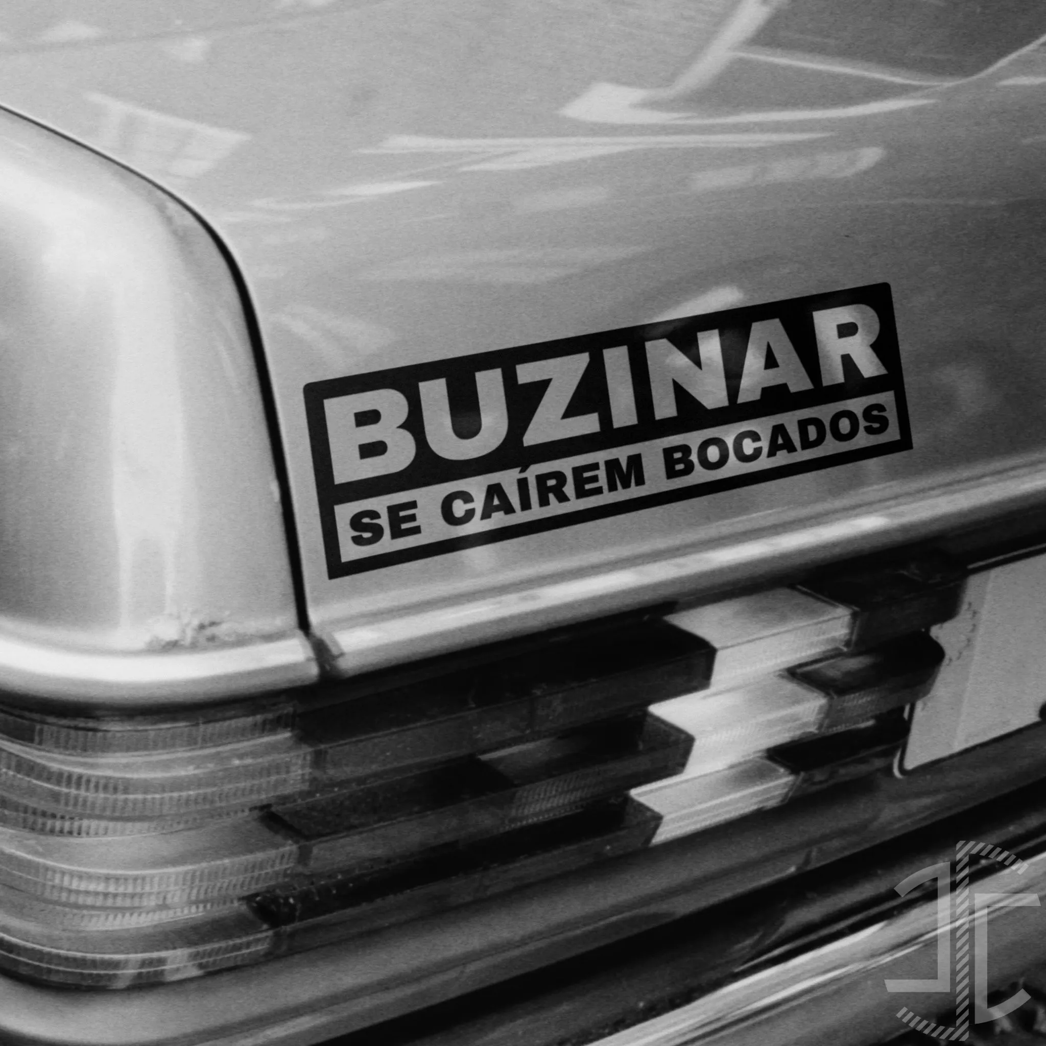 Buzinar se caírem bocados - Tipografia - Autocolante em Vinil