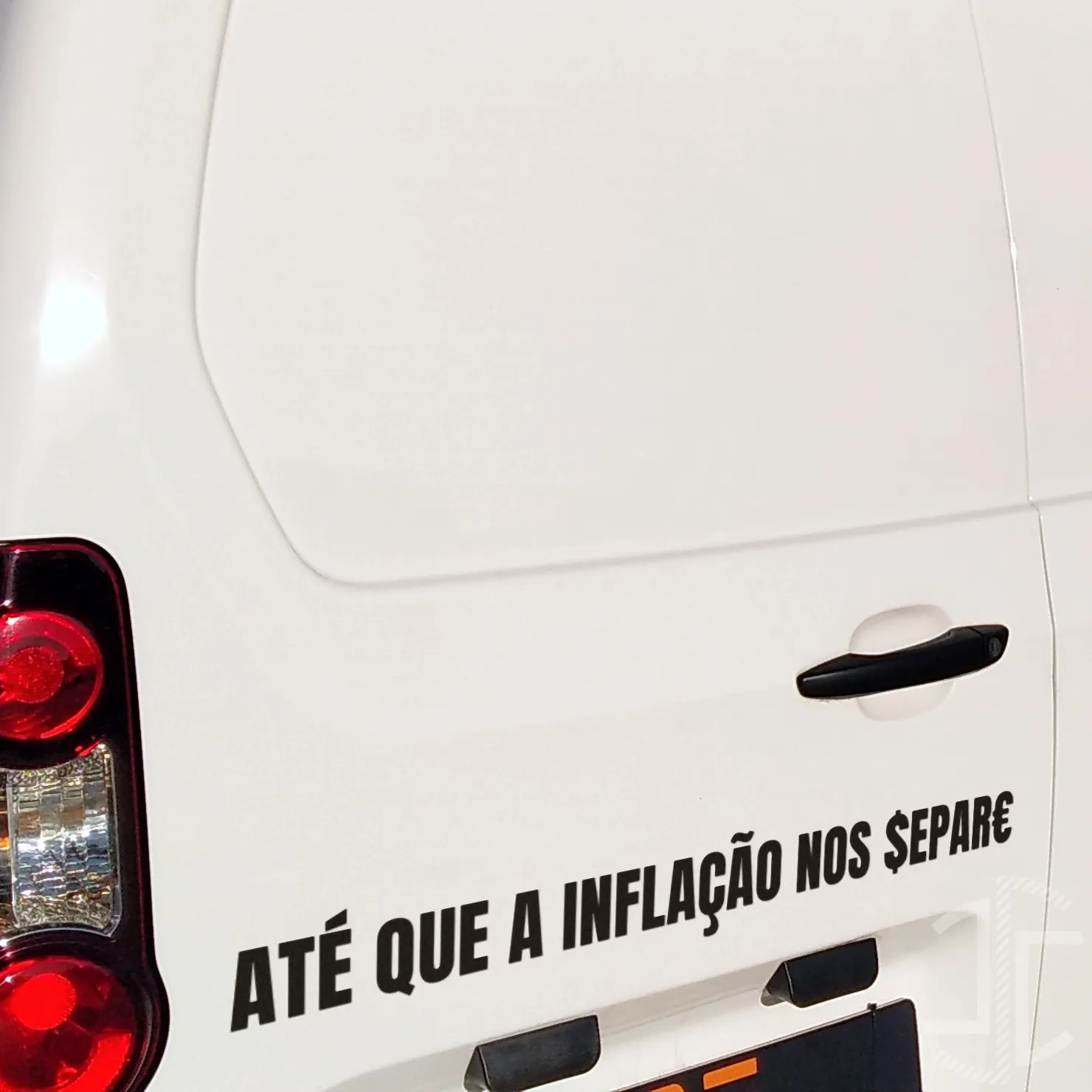 Até que a inflação nos separe - Tipografia - Autocolante em Vinil