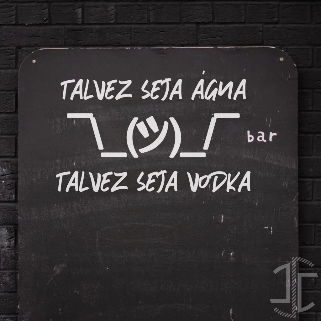Talvez seja agua.. talvez seja vodka - Tipografia - Autocolante em Vinil