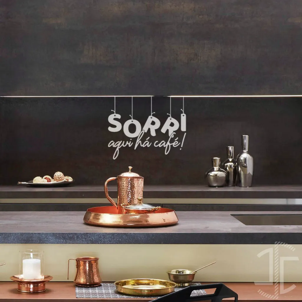 Sorri - Aqui ha café - Tipografia - Autocolante em Vinil