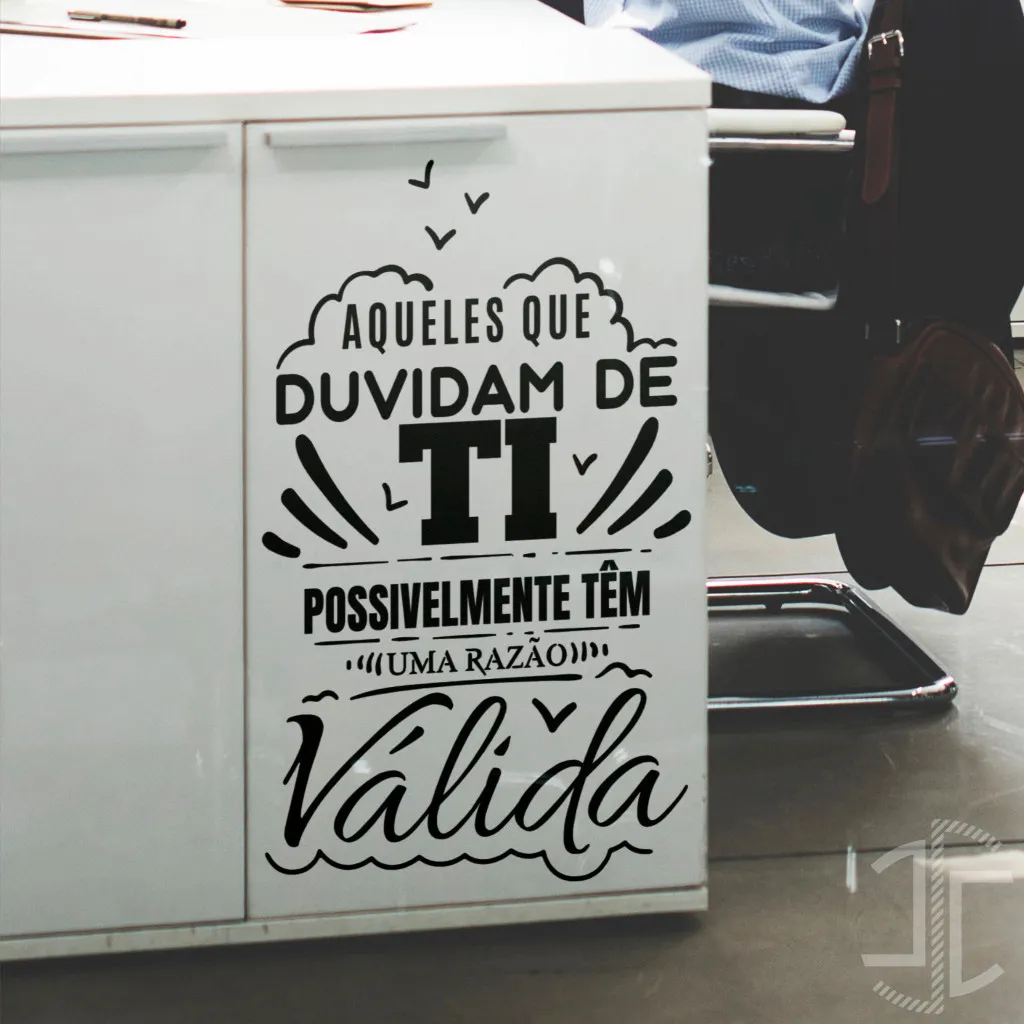 Aqueles que duvidam de ti, possivelmente têm uma razão válida - Tipografia demotivational - Autocolante em Vinil
