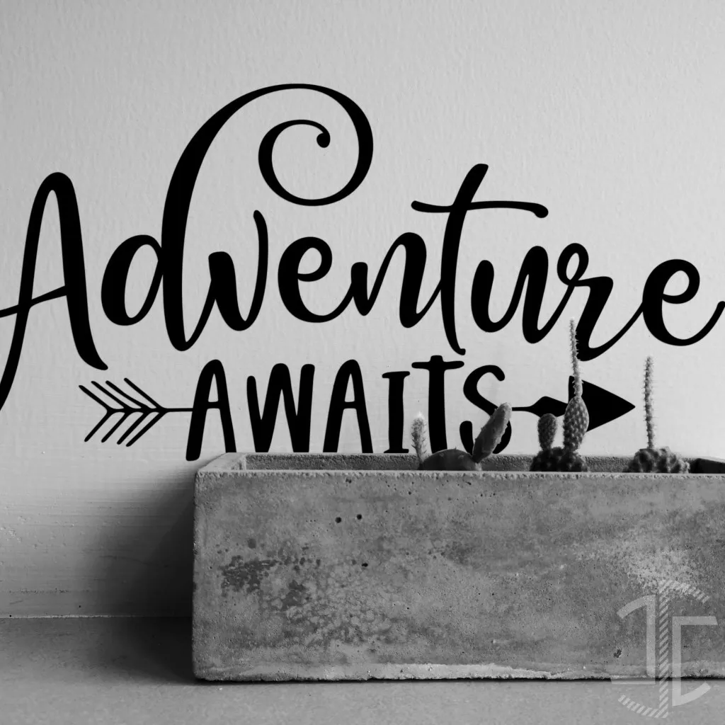 Adventure Awaits - Tipografia - Autocolante em Vinil