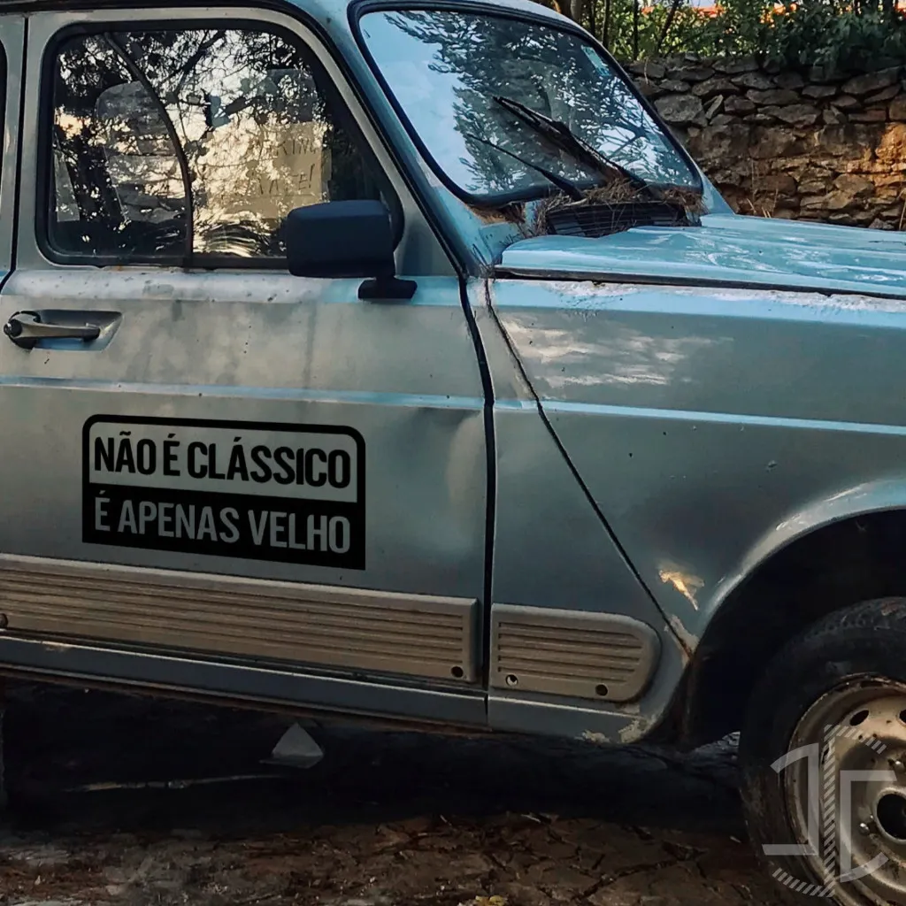 Não é clássico - É Apenas velho - Tipografia - Autocolante em Vinil