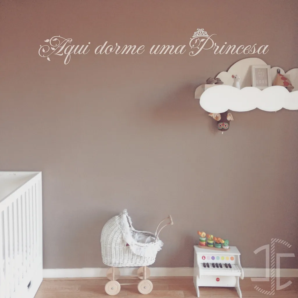 Aqui dorme uma Princesa - Tipografia - Autocolante em Vinil