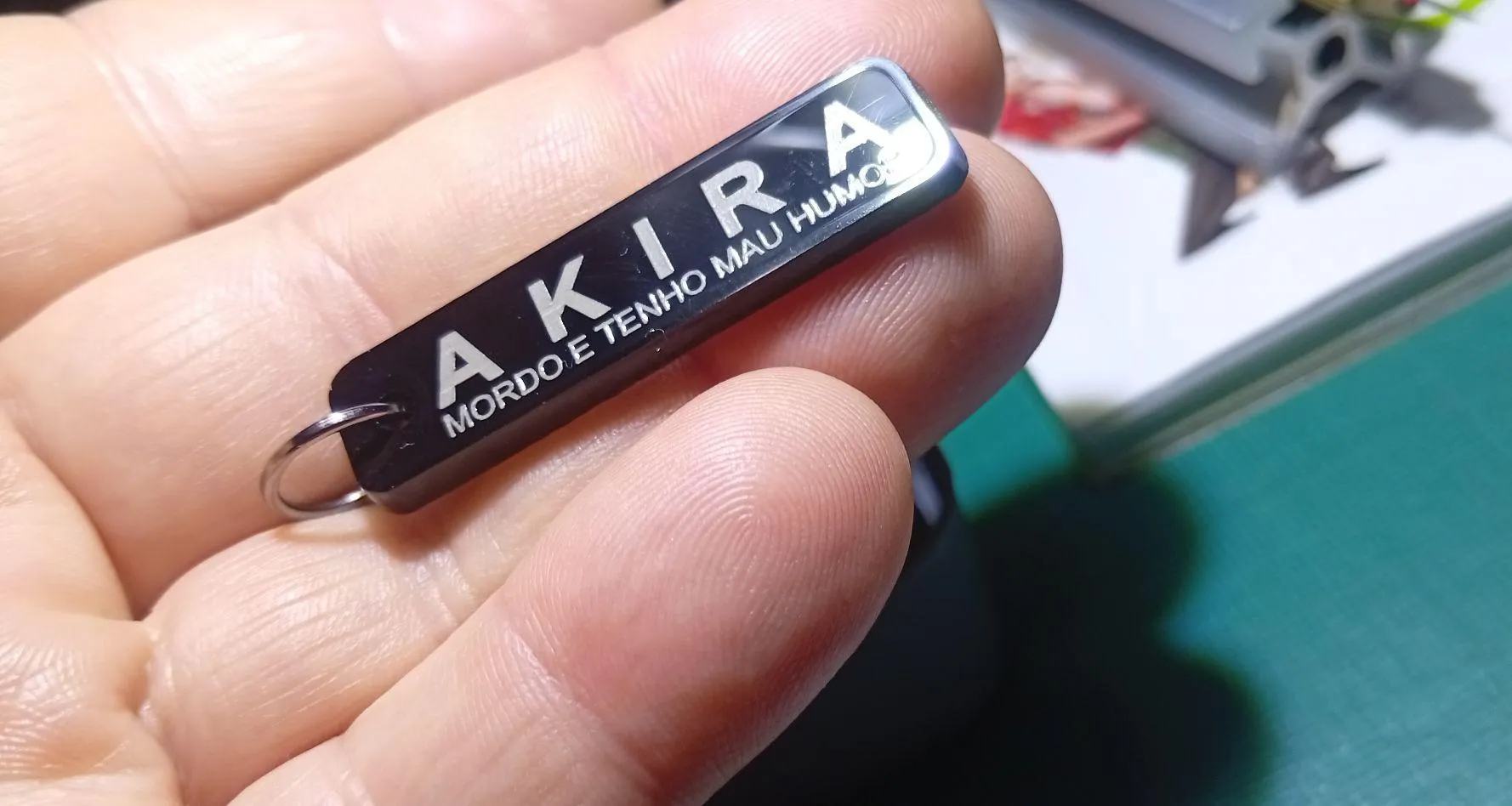 Exemplo de medalhas de identificação animal criadas apenas para testes. Feita em acrílico preto vazado de 3mm (food grade) com gravação a laser de fibra. O detalhes é imenso!