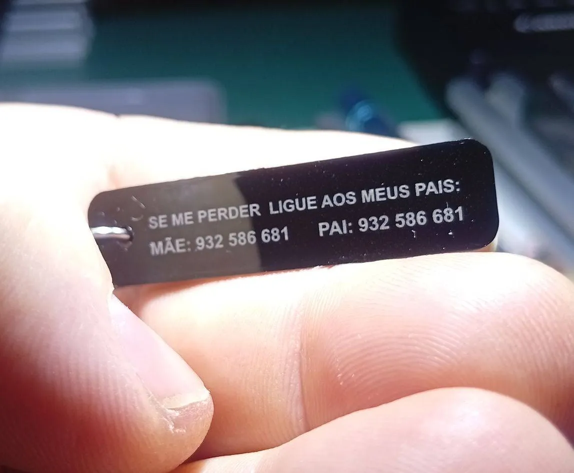 Exemplo de medalhas de identificação animal criadas apenas para testes. Feita em acrílico preto vazado de 3mm (food grade) com gravação a laser de fibra. O detalhes é imenso!